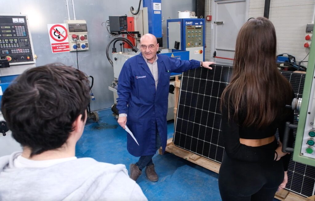 QUANDO LA PLASTICA HA UNA NUOVA VITA “GREEN”: SUCCESSO PER LE LEZIONI DI SOSTENIBILITÀ IN UN’INDUSTRIA DI CARINI