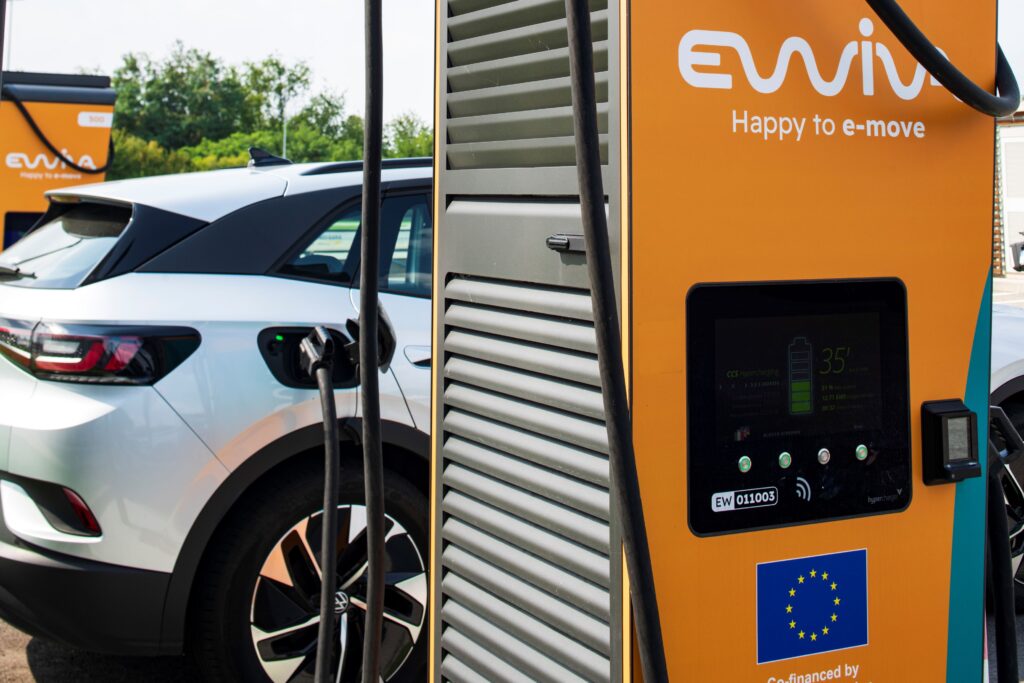 Anche nel Lazio è possibile pagare le ricariche elettriche con il POS grazie a Ewiva