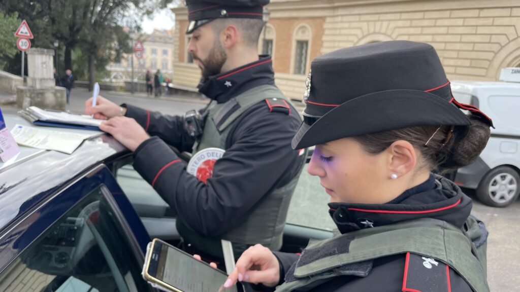 #CONTIENE FOTO# CAPODANNO A ROMA – CONTROLLI DEI CARABINIERI NEL CENTRO STORICO. 6 PERSONE ARRESTATE E TRE DENUNCIATE PER FURTO.
