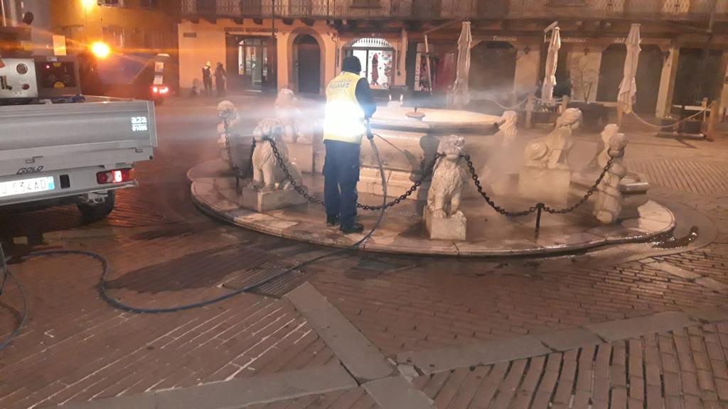 Idropulitrice in azione sulla fontana del Contarini