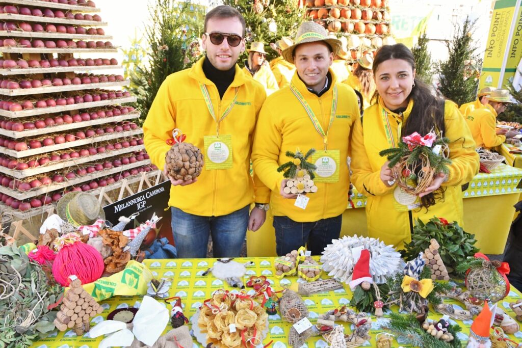 NATALE: DA PEPERONCINI A PASTA, L’ADDOBBO ALBERO DIVENTA GREEN