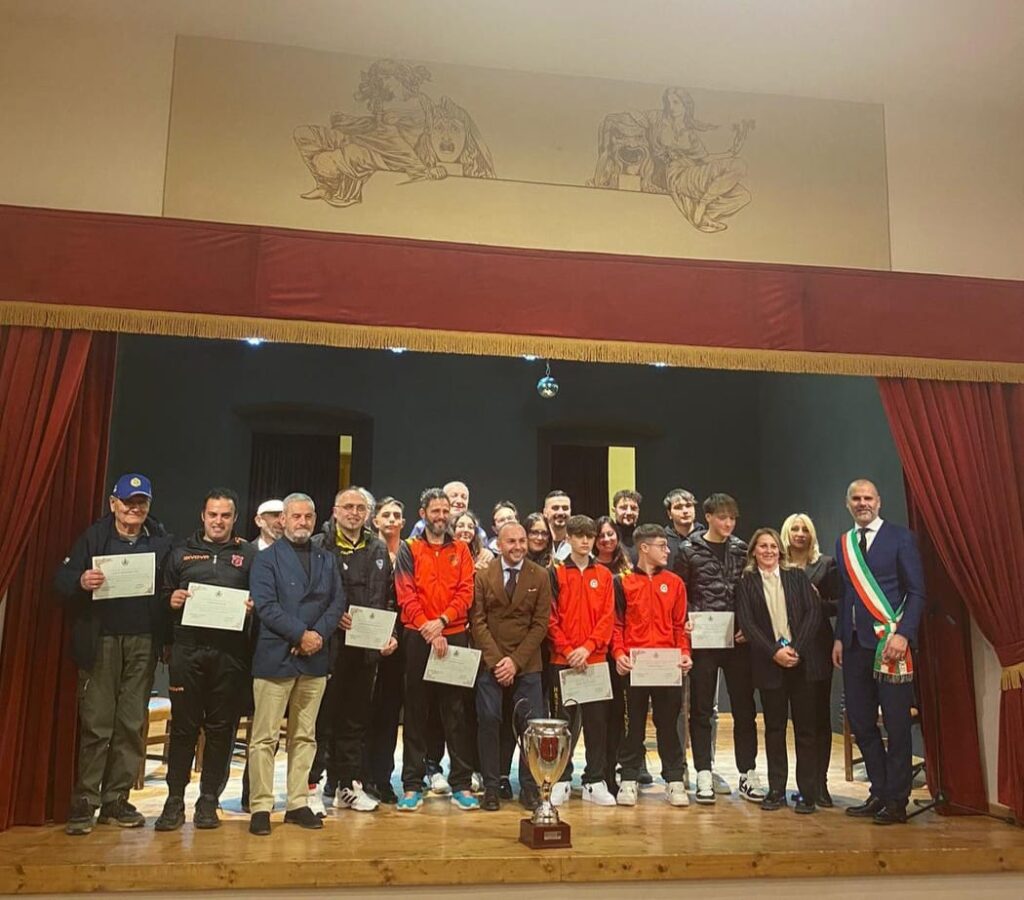 Presso il teatro comunale di Gualdo Cattaneo (PG) si è svolta la serata Insieme per lo Sport. Il sindaco Enrico Valentini premia i giovani campioni del territorio