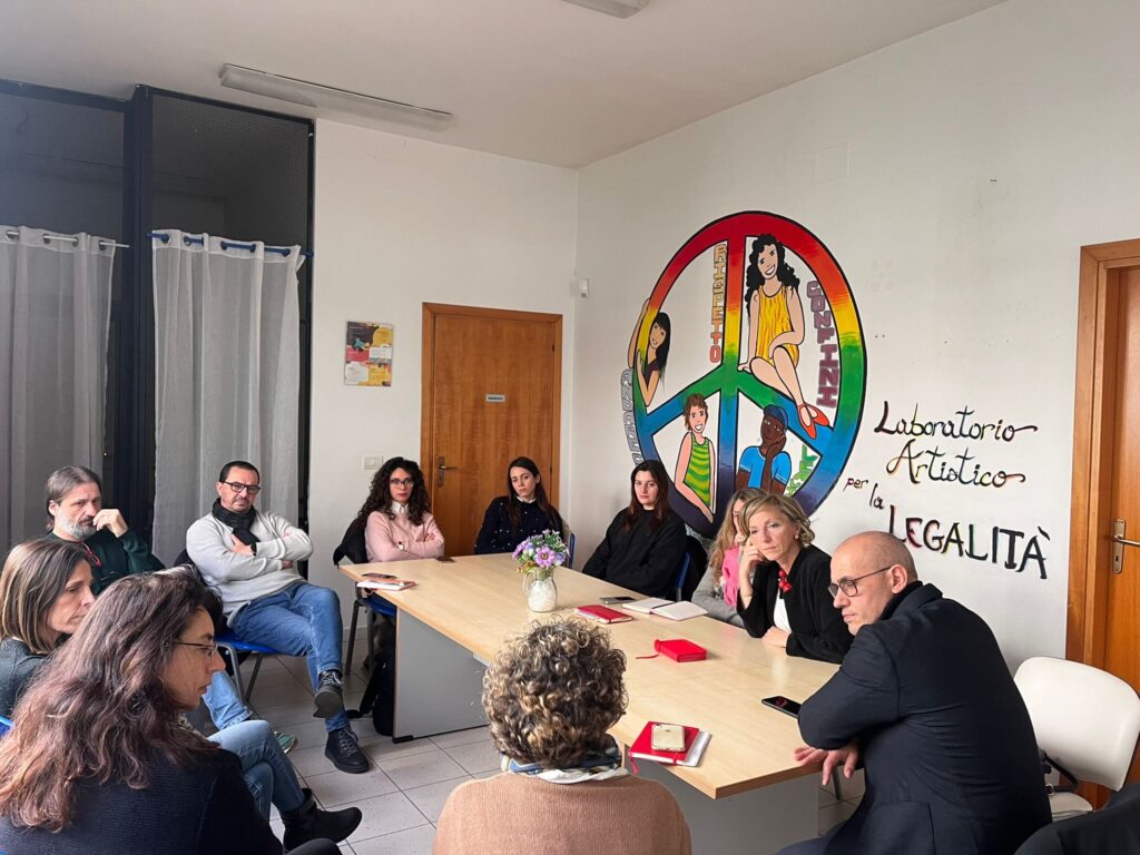 IL COMUNE COMUNICA – al via il percorso partecipativo per la nuova vita dell’immobile di proprietà comunale nel giardino di via Siponto a Japigia, stamattina l’incontro con le realtà del welfare cittadino che animeranno lo spazio