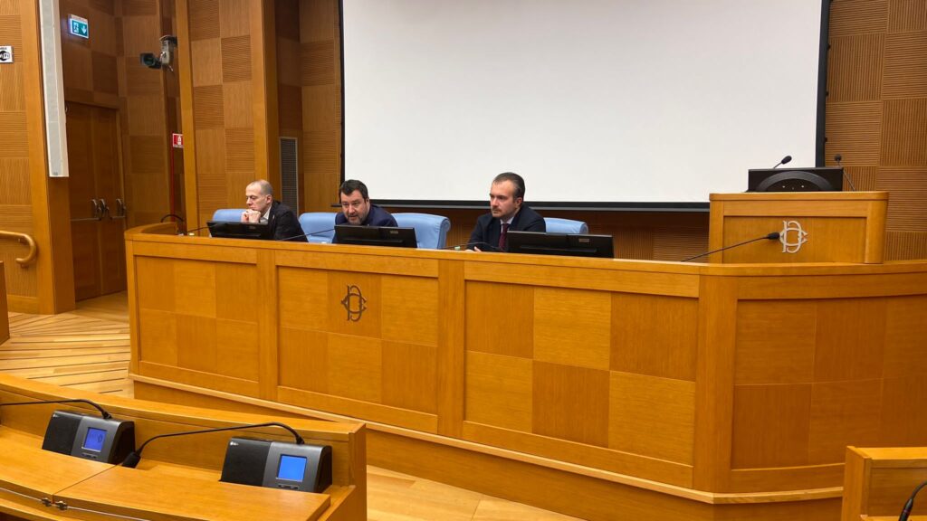 LEGA, SALVINI RADUNA I PARLAMENTARI: “ABBIAMO UN’IDEA CHIARA DELL’EUROPA DEL FUTURO, CAMBIEREMO LA GIUSTIZIA”