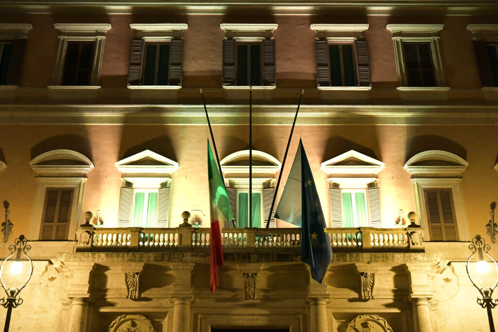 Camera Dei Deputati Montecitorio Illuminato Di Giallo Per Il Giorno Della Memoria Foto Agenparl