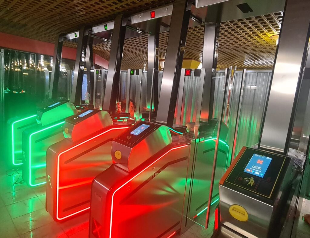 nota: ATM, IN METRO SOLO CON IL BIGLIETTO VALIDO. DA DOMANI PRIMI NUOVI TORNELLI ANTI-SALTO – Foto in allegato