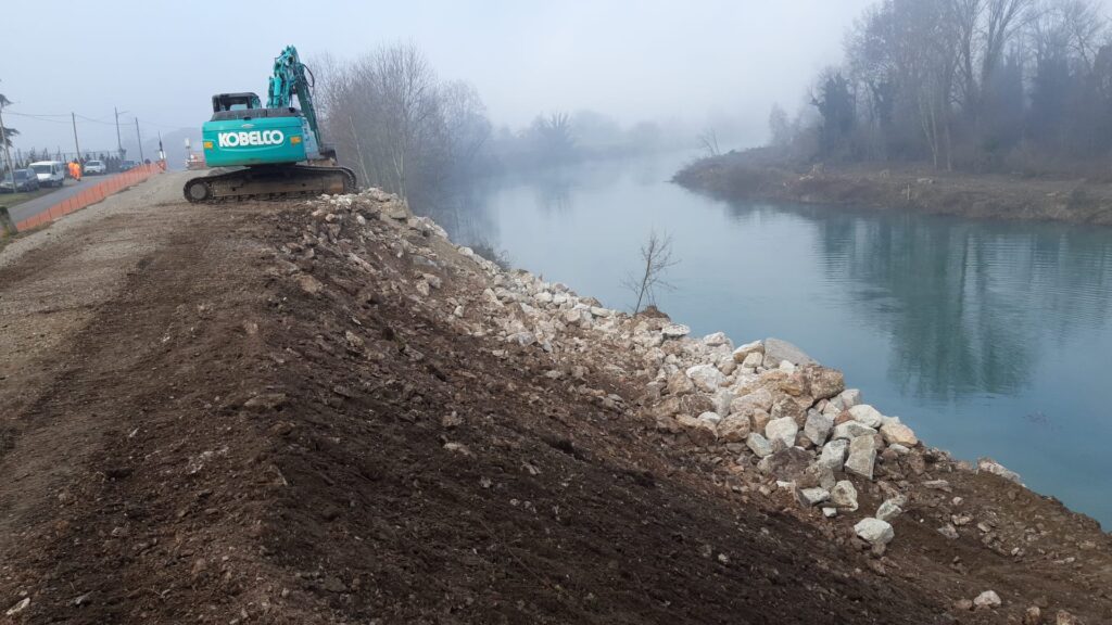 Comunicato Stampa 132/2024 IN ATTO RIPRISTINO OFFICIOSITA’ IDRAULICA FIUME BRENTA TRA LIMENA E NOVENTA PADOVANA. BOTTACIN, “UN MILIONE DI EURO PER LA SICUREZZA”