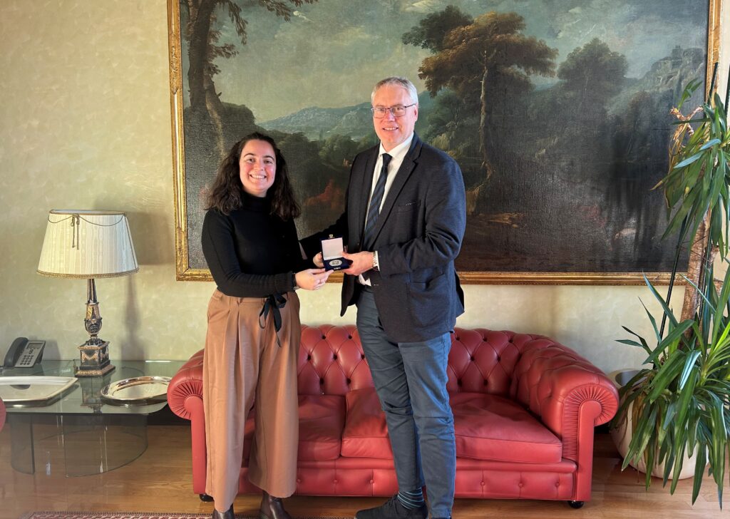 (ACON) AMBIENTE. DAL FRIULI A BONN, BORDIN CONSEGNA SIGILLO A CHIARA FIORINO
