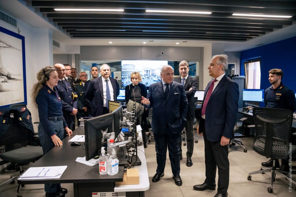 IL MINISTRO DELL’INTERNO E IL CAPO DELLA POLIZIA IN SALA OPERATIVA PER GLI AUGURI