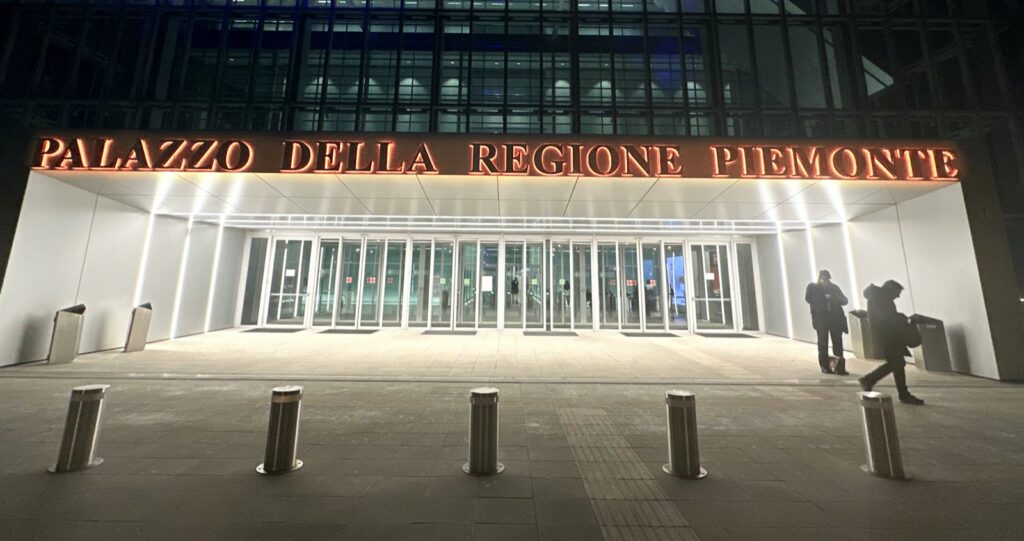 SCRITTA REGIONE PIEMONTE ARANCIONE PER SINNER