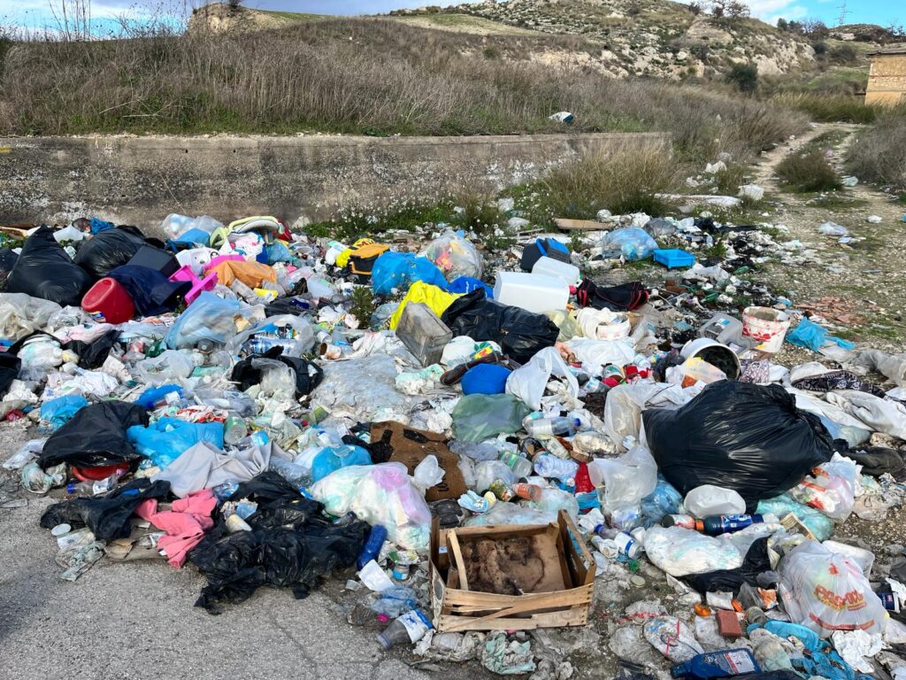 Com. Ripulita dai rifiuti l’area che i soliti incivili avevano trasformato in discarica a cielo aperto. Il sindaco Roccuzzo: “Grazie all’Anas per l’intervento. Controlli sempre più serrati e sanzioni ancora più aspre contro chi sporca”