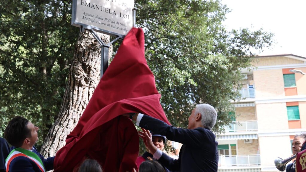 Il Vice Capo della Polizia Vittorio Rizzi intitola il parco giochi di via Verdi alla memoria dell’agente della Polizia di Stato Emanuela Loi.