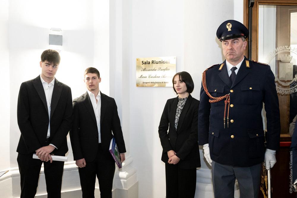 FOTO + COMUNICATO, Polizia Di Stato: inaugurazione sala riunioni ad Alessandra Pacifico e Maria Cristina Ascenzi. Presenti all’evento il Ministro Piantedosi e il Capo della Polizia Pisani