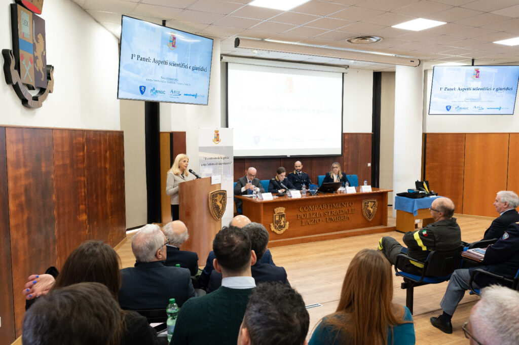 FOTO + COMUNICATO – La guida sotto l’effetto di sostanze stupefacenti Un focus sulla sicurezza stradale per approfondire dinamiche e procedure sullo stato di alterazione da sostanze stupefacenti alla guida