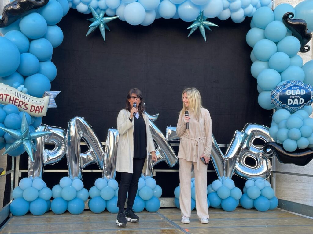 + FOTONOTIZIA + FESTA DEL PAPÀ, PIAZZA DE FERRARI ACCOGLIE LE FAMIGLIE PER UNA GIORNATA DI GIOCHI E DIVERTIMENTO. QUESTA SERA IL MAXISCHERMO ILLUMINATO CON LE FRASI PIÙ BELLE