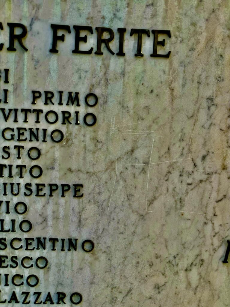 Svastica su Monumento ai Caduti a Isola del Piano, Paolini: «Ingiustificabile oltraggio»