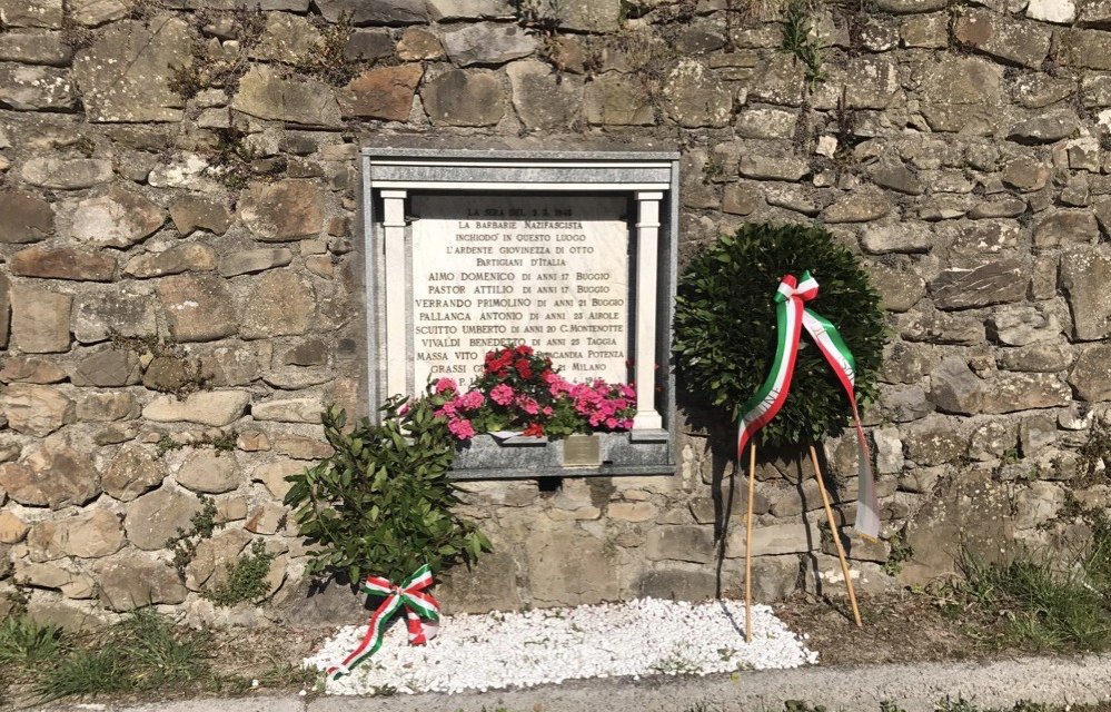 ANPI, fiori a Isolabona (Imperia) presso la lapide che ricorda gli otto patrioti appartenenti alla II Divisione “Felice Cascione” fucilati dai nazisti