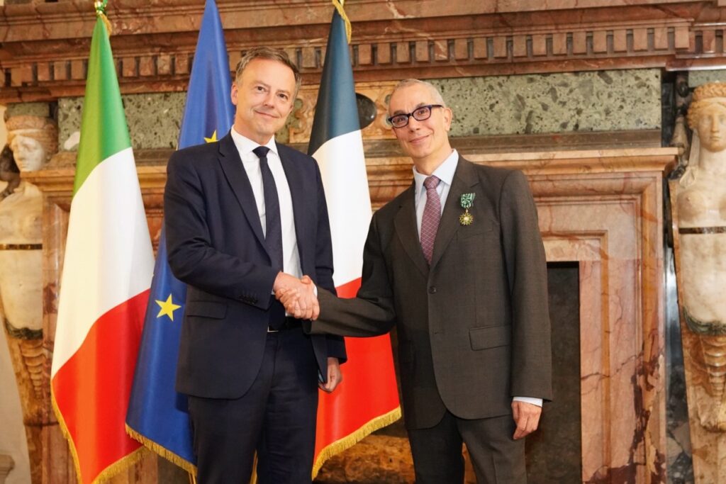 Palazzo Farnese, 11/03/2024 : Fabrizio Grifasi, Direttore generale e artistico di Romaeuropa Festival, promosso al grado di Ufficiale dell’Ordine delle Arti e delle Lettere, da Martin Briens, Ambasciatore di Francia in Italia