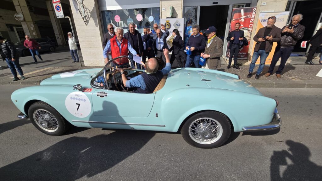 A Salerno la SORRENTO ROADS 2024 by Mille Miglia Con la collaborazione di Aci Salerno la Sorrento Roads 2024 by Mille Miglia fa tappa in Costa d’Amalfi. Presente anche il Presidente dell’Aci Brescia Aldo Bonomi accolto dal Presidente di Aci Salerno Vincenzo Demasi.