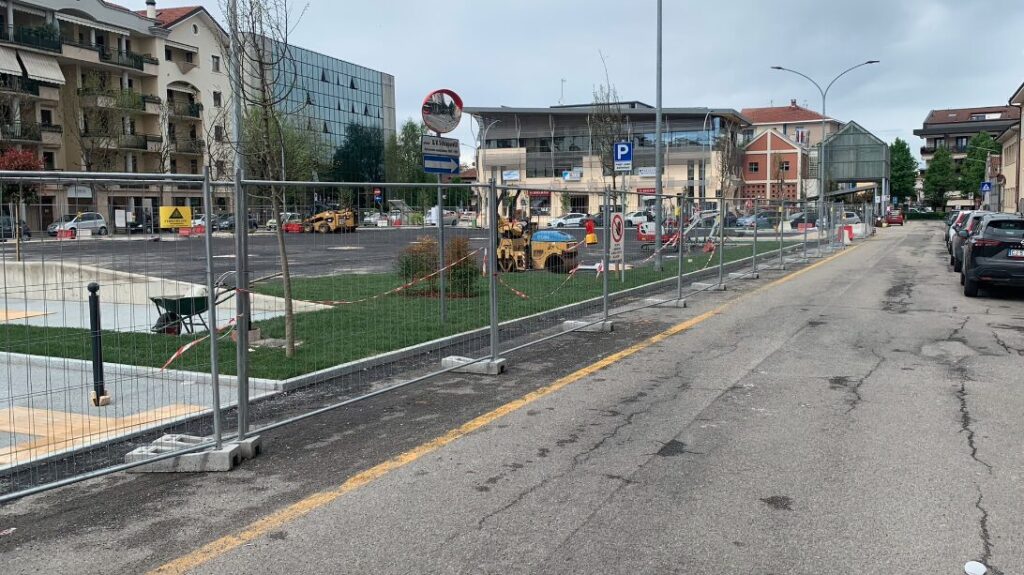 Si asfaltano le vie intorno a piazza Schiaparelli