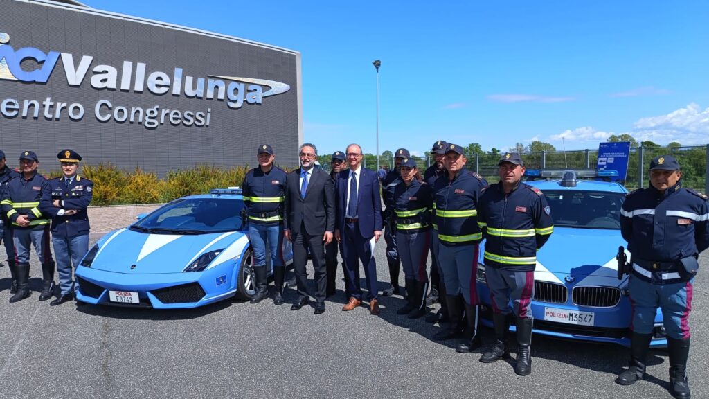 MIM, ACI E PS INSIEME PER LA MOBILITÀ RESPONSABILE Presentato al Centro di Guida Sicura di Vallelunga il Piano di Educazione Stradale varato dal Ministero dell’Istruzione e del Merito insieme all’Automobile Club d’Italia, in collaborazione con la Polizia di Stato.