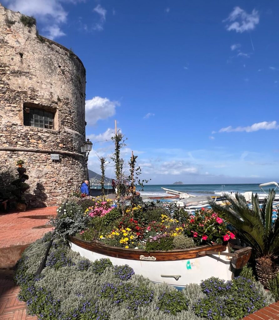 BORGHI IN FIORE 2024: È LAIGUEGLIA IL PIU’ VOTATO IN ASSOLUTO, MOLINI DI TRIORA PRIMO DELL’ENTROTERRA. SARTORI: “IN ESTATE LA SERATA CON LA PREMIAZIONE DEI VINCITORI”. PIANA: “FLORICOLTURA IN LIGURIA COMPARTO DA 4 MILA AZIENDE E 15 MILA ADDETTI”