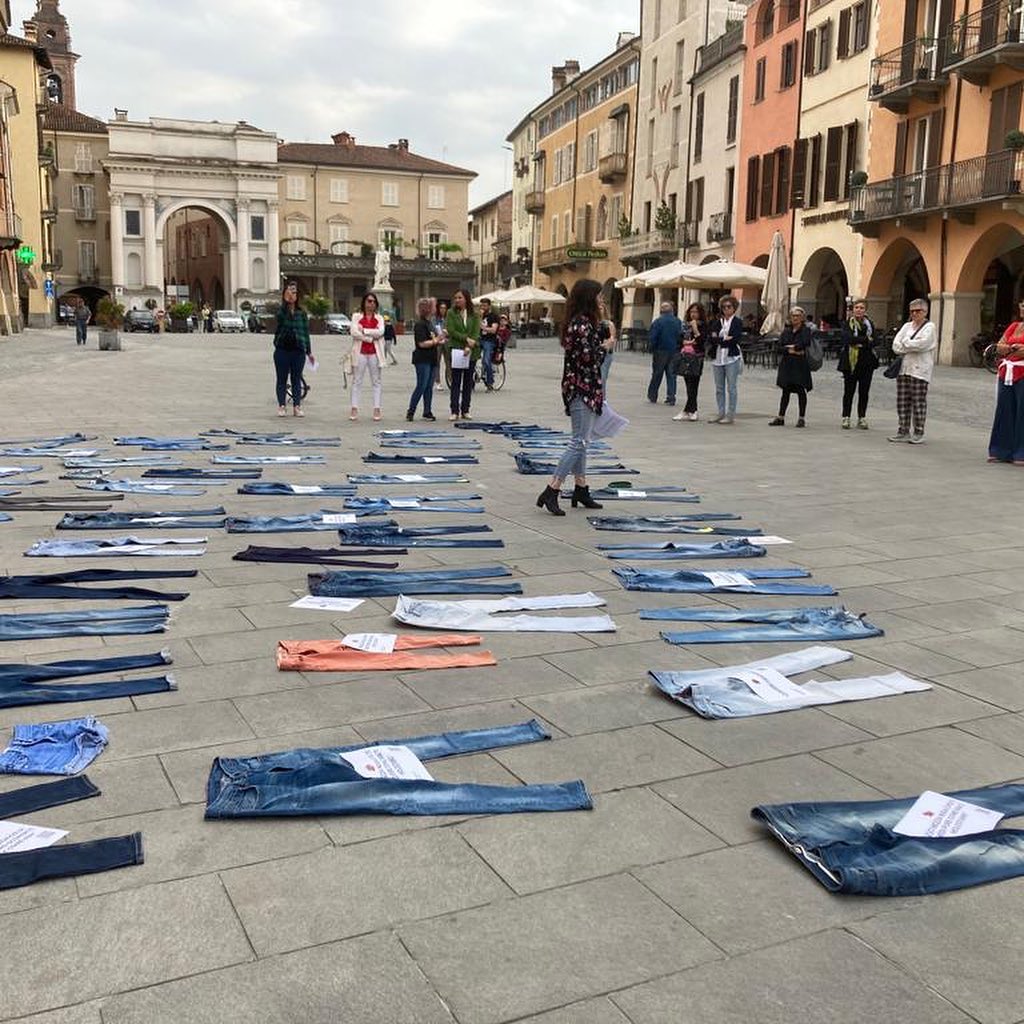 Denim Day, in piazza Santarosa contro la violenza di genere