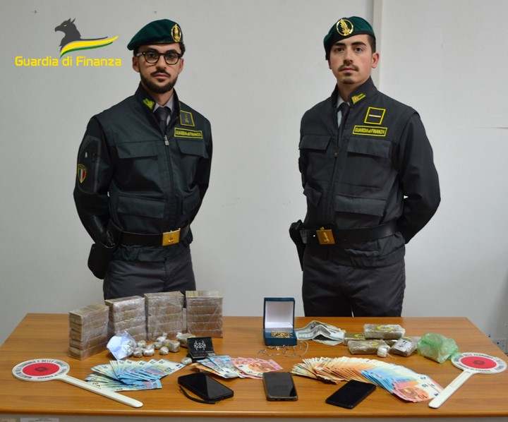 GDF SAVONA: CONTRASTO AL TRAFFICO DI SOSTANZE STUPEFACENTI. SEQUESTRATI CIRCA 3 KG DI DROGA. ARRESTATI DUE SOGGETTI