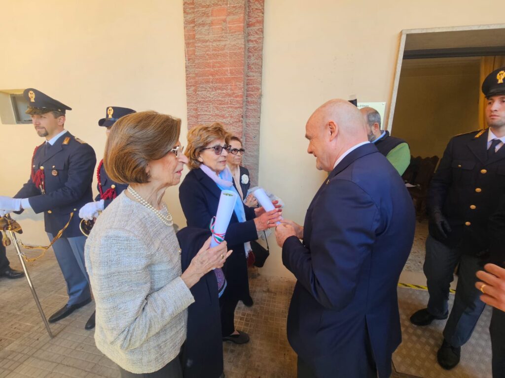 a Polizia di Stato intitola il Salone d’Onore della Caserma Piave della Questura di Siena alla memoria di Raniero VIRGILIO, Maresciallo di Pubblica Sicurezza e Giambattista CARLONI, Guardia di Pubblica Sicurezza, Medaglie d’Argento al valor militare, caduti in servizio ad Abbadia San Salvatore.