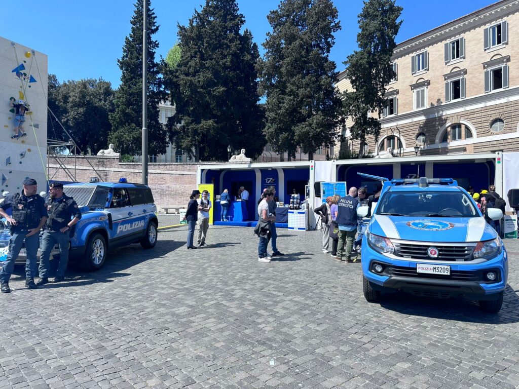 Polizia di Stato — E’ iniziata la tre giorni della Polizia di Stato in Piazza del Popolo a Roma per il 172° Anniversario della sua fondazione.