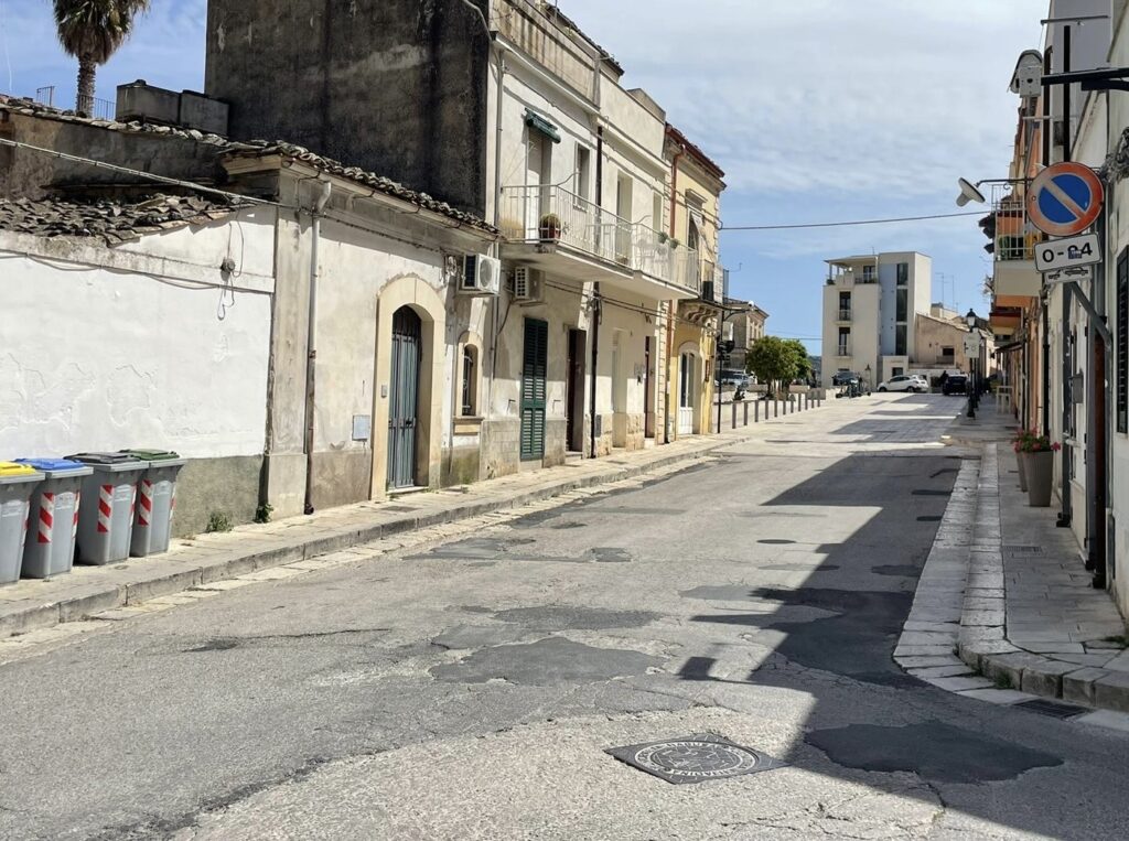 Cs. n.226 La pavimentazione del tratto finale di via del Giardino sarà uniformata al resto di Piazza G.B. Hodierna + foto