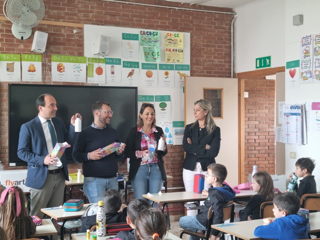 Il Comune e Publiacqua distribuiscono le borracce nelle scuole