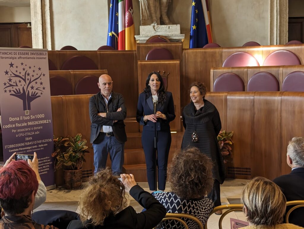 Giornata mondiale della fibromiaglia: la presidente dell’Assemblea Capitolina Svetlana Celli e il consigliere Dario Nanni premiano in Campidoglio l’associazione CFU-Italia