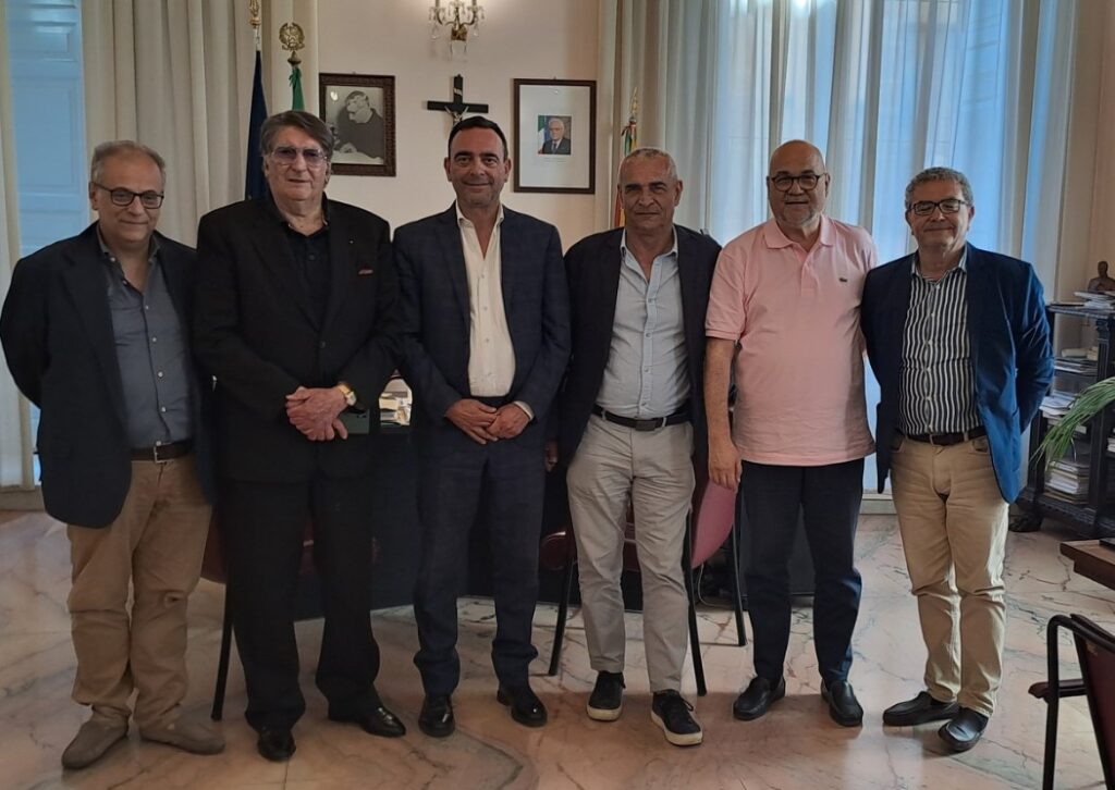 Com. Festival della Maiolica 2025 in Liguria: incontro in municipio per gli aspetti organizzativi della presenza delle ceramiche e degli artigiani di Caltagirone