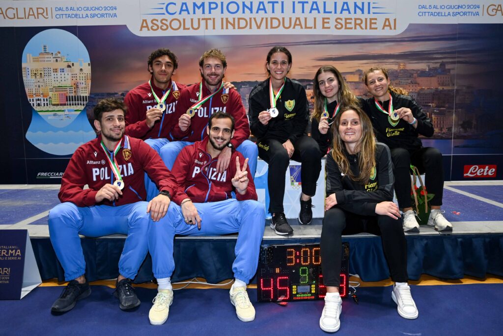 Campionati Italiani Assoluti Cagliari 2024 – Gli sciabolatori delle Fiamme Oro e le sciabolatrici delle Fiamme Gialle vincono gli ultimi titoli a squadre
