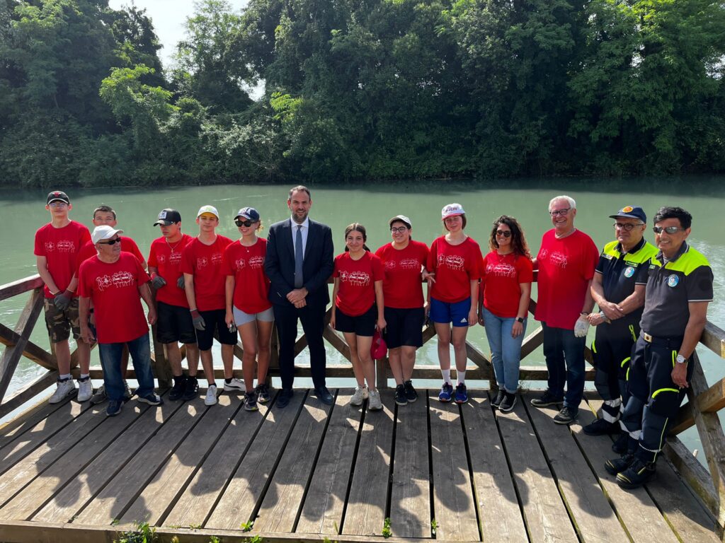 FOTONOTIZIA 18 GIUGNO – “CI STO? AFFARE FATICA”. IL SINDACO CONTE INCONTRA I RAGAZZI IMPEGNATI NELLA TINTEGGIATURA DI STACCIONATE E PANCHINE DELLA RESTERA