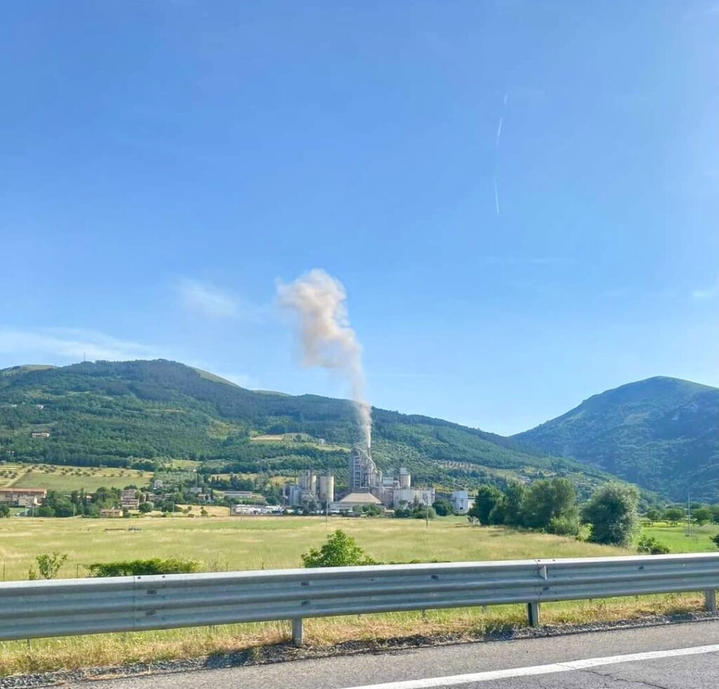 Emissioni anomale dalle cementerie Barbetti, M5S: “Doppia interrogazione in Regione e Parlamento. L’assessore Morroni comunichi urgentemente sull’accaduto”