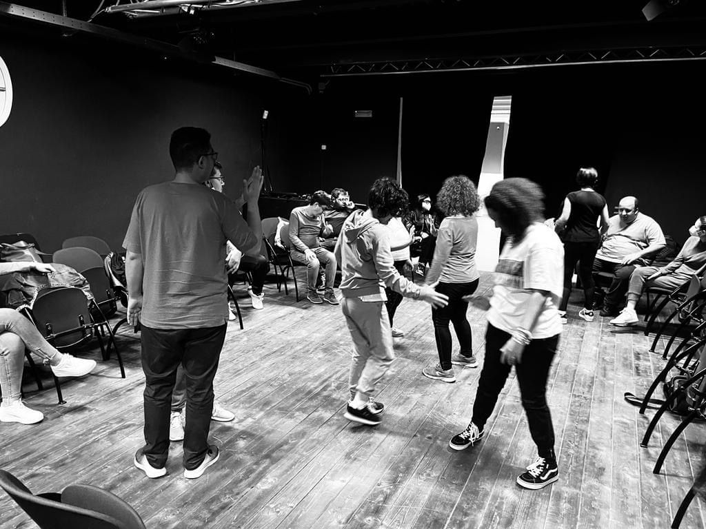 domenica 9 giugno il Laboratorio Teatrale La Girandola mette in scena “FLASHBACK TO THE 80’S” al Teatro Ghirelli di Salerno