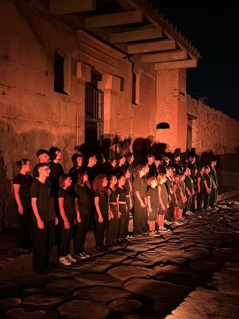 Pompei incanta Madonna – L’artista finanzia “Sogno di volare”, il progetto teatrale degli adolescenti del territorio, e incontra un gruppo di loro nel sito archeologico