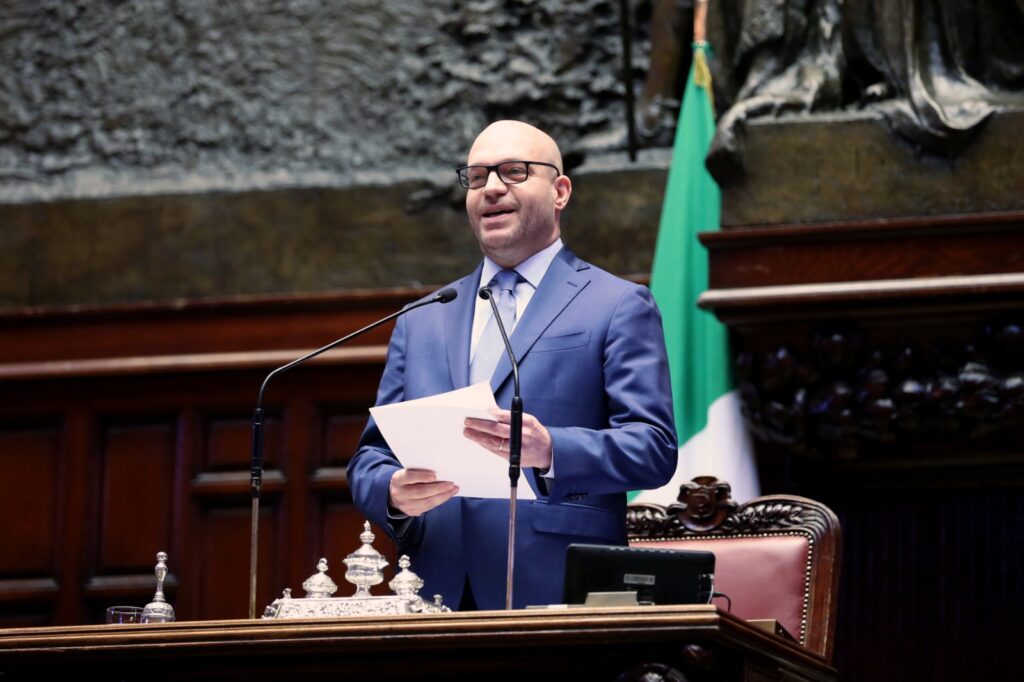 De Gasperi celebrato alla Camera con Mattarella e Metsola. Fontana: “Suo straordinario patrimonio ideale, politico e morale conserva oggi intatto il suo valore” FOTO E VIDEO