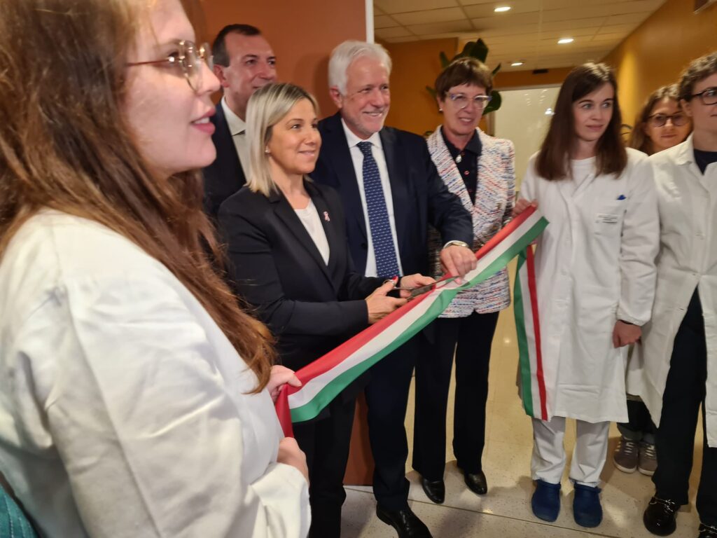 Comunicato Stampa 1615/2024 Lanzarin inaugura laboratorio di farmacia oncologica e galenica avanzata a Negrar. “Qui Innovazione, ricerca e tecnologia fanno la differenza”.
