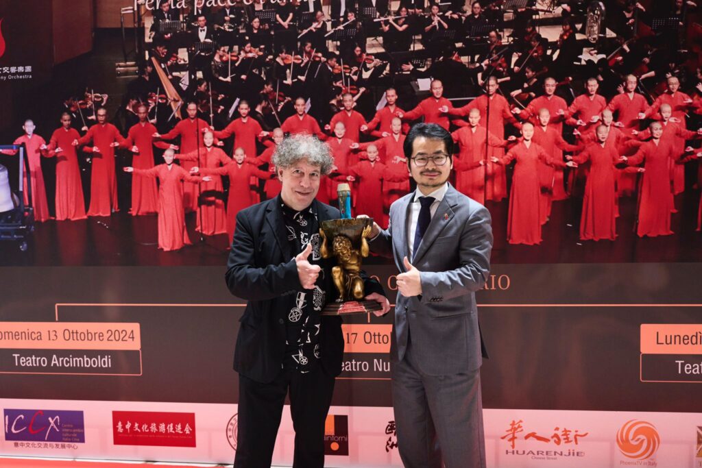 COMUNICATO STAMPA: NICOLA CONVERTINO CONSEGNA IL PREMIO DEL “SANREMO MUSIC AWARDS” A SEAN WHITE AL TEATRO ARCINBOLDI DI MILANO PER IL GEMELLAGGIO ITALIA/CINA.