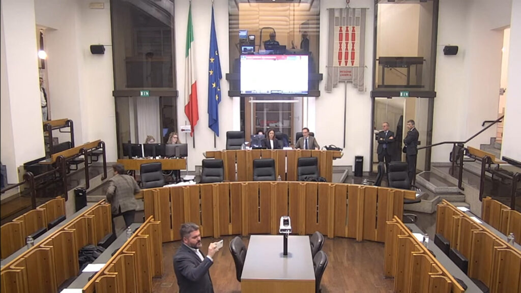 Fine legislatura, cade numero legale e maggioranza in pezzi. Thomas De Luca (M5S): “Tesei ultimo atto: la maggioranza scappa dall’aula per non votare la legge sul riciclo del consigliere Carissimi”