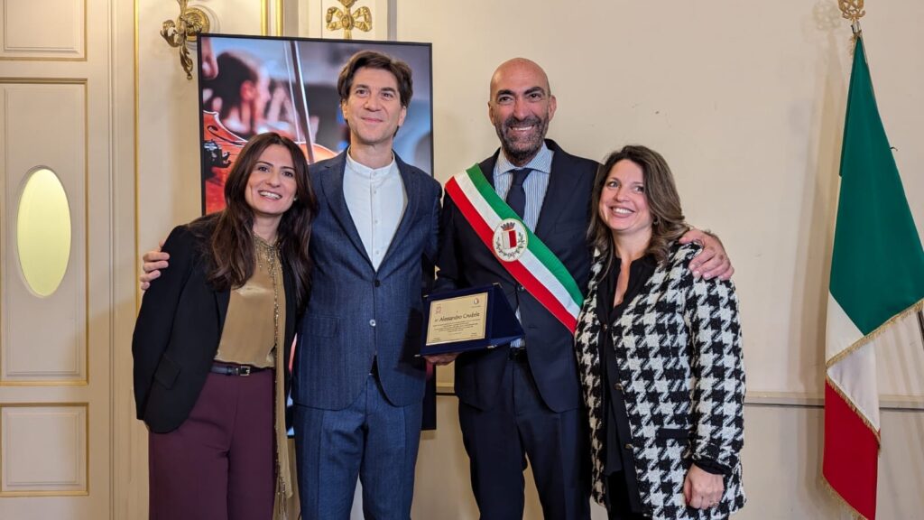 IL COMUNE COMUNICA – il 25 novembre il Maestro Alessandro Crudele dirige la Philharmonia Orchestra di Londra in un concerto al teatro Petruzzelli: oggi la presentazione