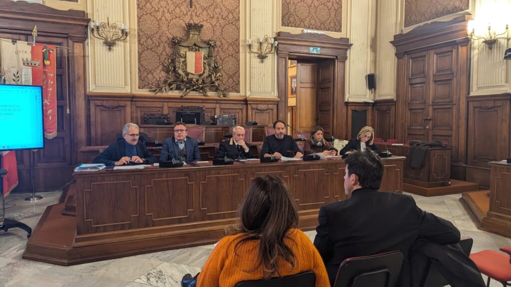 IL COMUNE COMUNICA – regolamento comunale per l’insediamento di esercizi di somministrazione di alimenti e bevande in aree sottoposte a tutela: presentata la prima bozza al partenariato economico