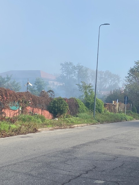 (ALL. FOTOGRAFIE) MILANO, BARACCOPOLI ROM PESTAGALLI, DE CORATO: «INTERROGAZIONE PARLAMENTARE DOPO BARACCHE ORA ANCHE INCENDI. BASTA! COMUNE SGOMBERI».