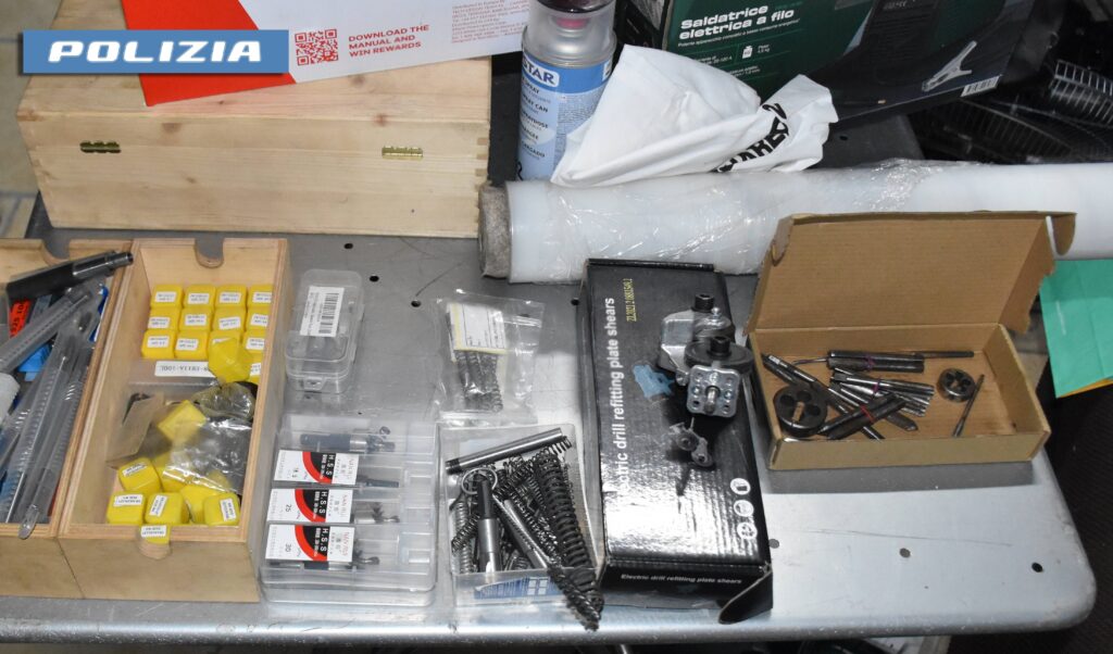 POLIZIA DI STATO – Napoli – Scoperta a Sant’Anastasia officina per la preparazione delle armi. La Polizia di Stato trae in arresto due uomini