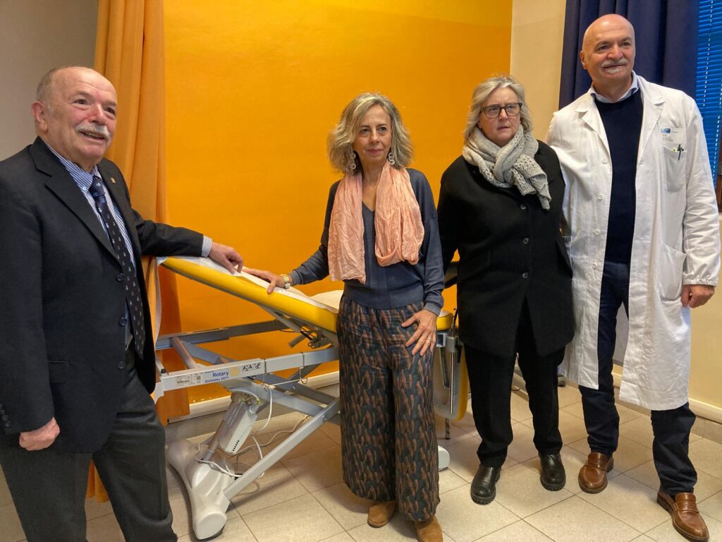 Dieci lettini elettrificati donati dai Rotary Club della Toscana ai consultori Asl. Faciliteranno l’accesso alle cure delle donne con disabilità