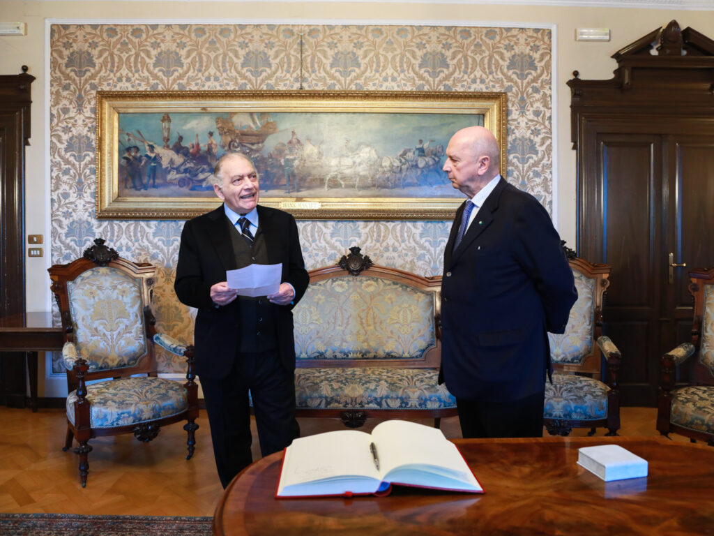 29/1/2025 IL SINDACO DIPIAZZA HA CONFERITO IL SIGILLO TRECENTESCO DELLA CITTÀ DI TRIESTE AL DOTT. CARLO MASTELLONI, GIÀ PROCURATORE DELLA REPUBBLICA