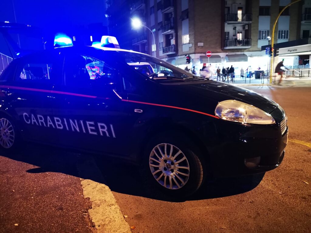 #CONTIENE FOTO# INTENSIFICATI I CONTROLLI DEI CARABINIERI NEI QUARTIERI PIGNETO, MALATESTA E TORPIGNATTARA. 12 PERSONE DENUNCIATE ALLA PROCURA DELLA REPUBBLICA E 10MILA EURO DI MULTA PER DUE ATTIVITA’ COMMERCIALI.